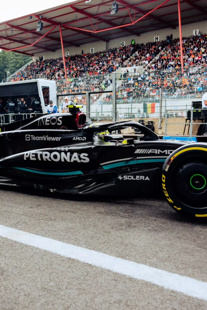 Lewis Hamilton ai box durante il GP del Belgio