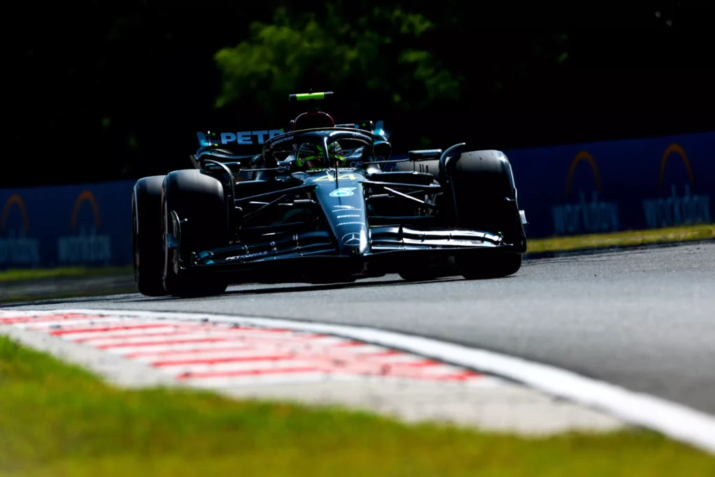 Lewis Hamilton in pista durante il GP d'Ungheria