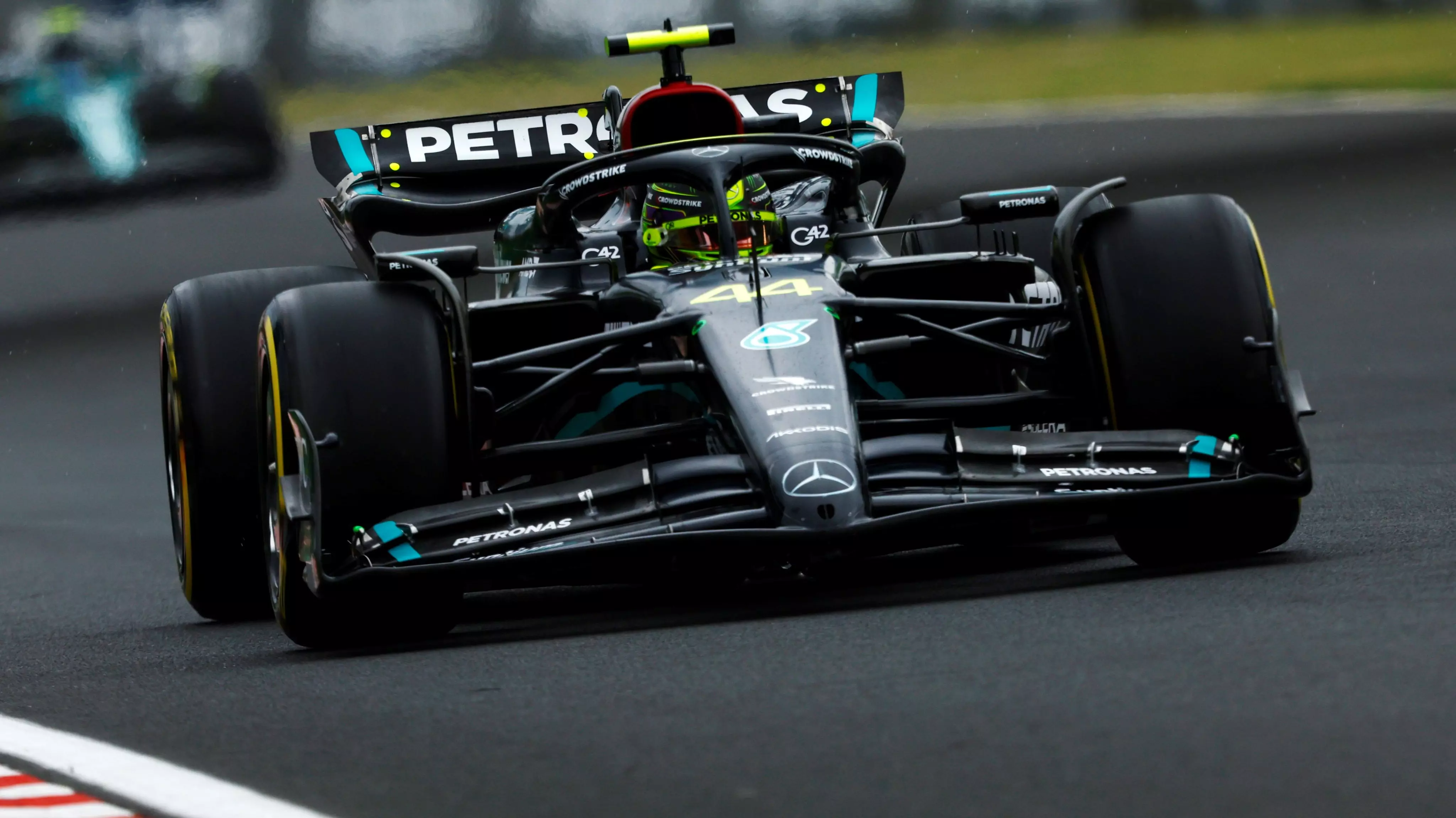 Lewis Hamilton in pista all'Hungaroring durante le FP2 d'Ungheria