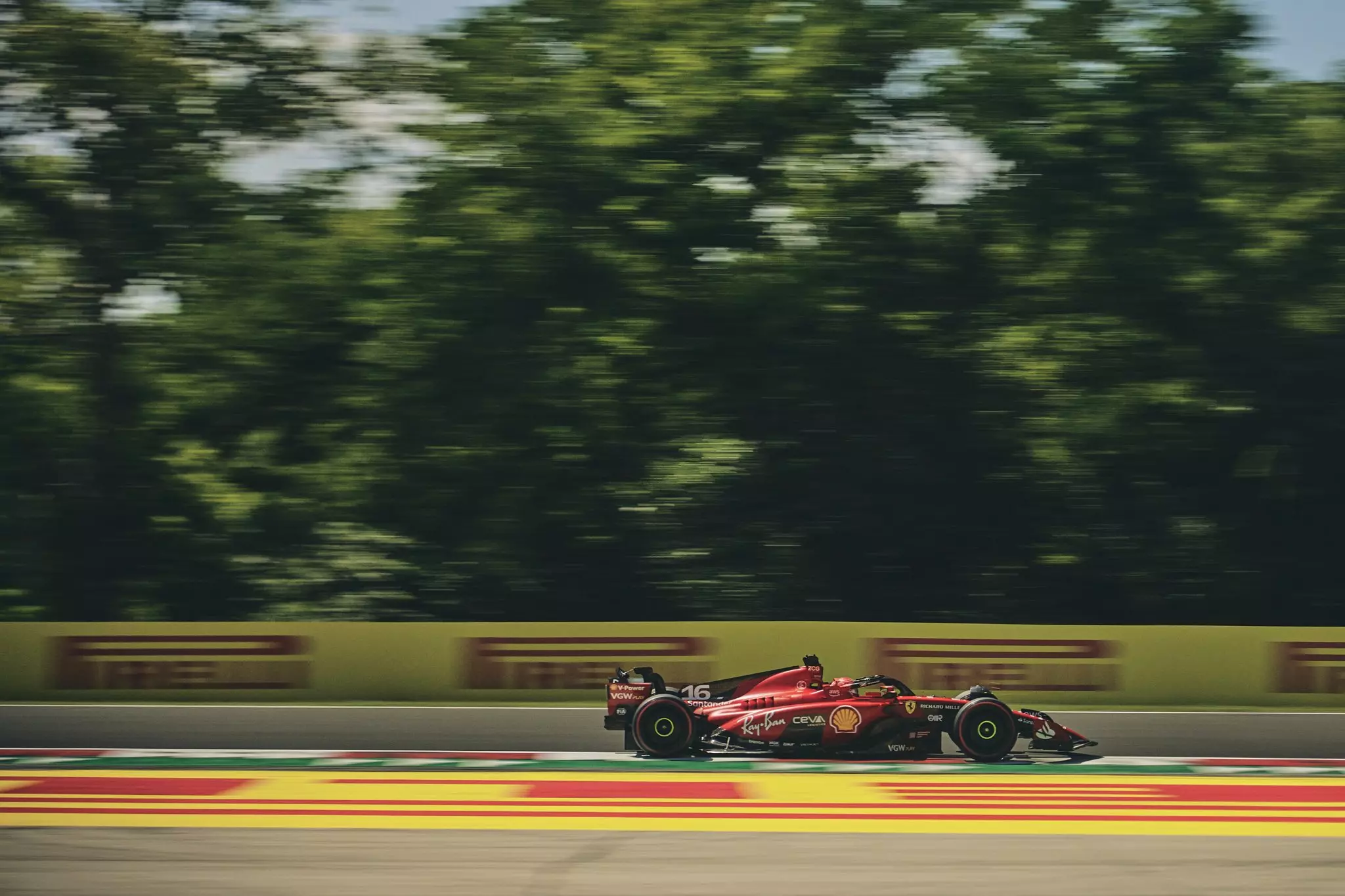 La Ferrari di Charles Leclerc in pista per le qualifiche del GP d'Ungheria