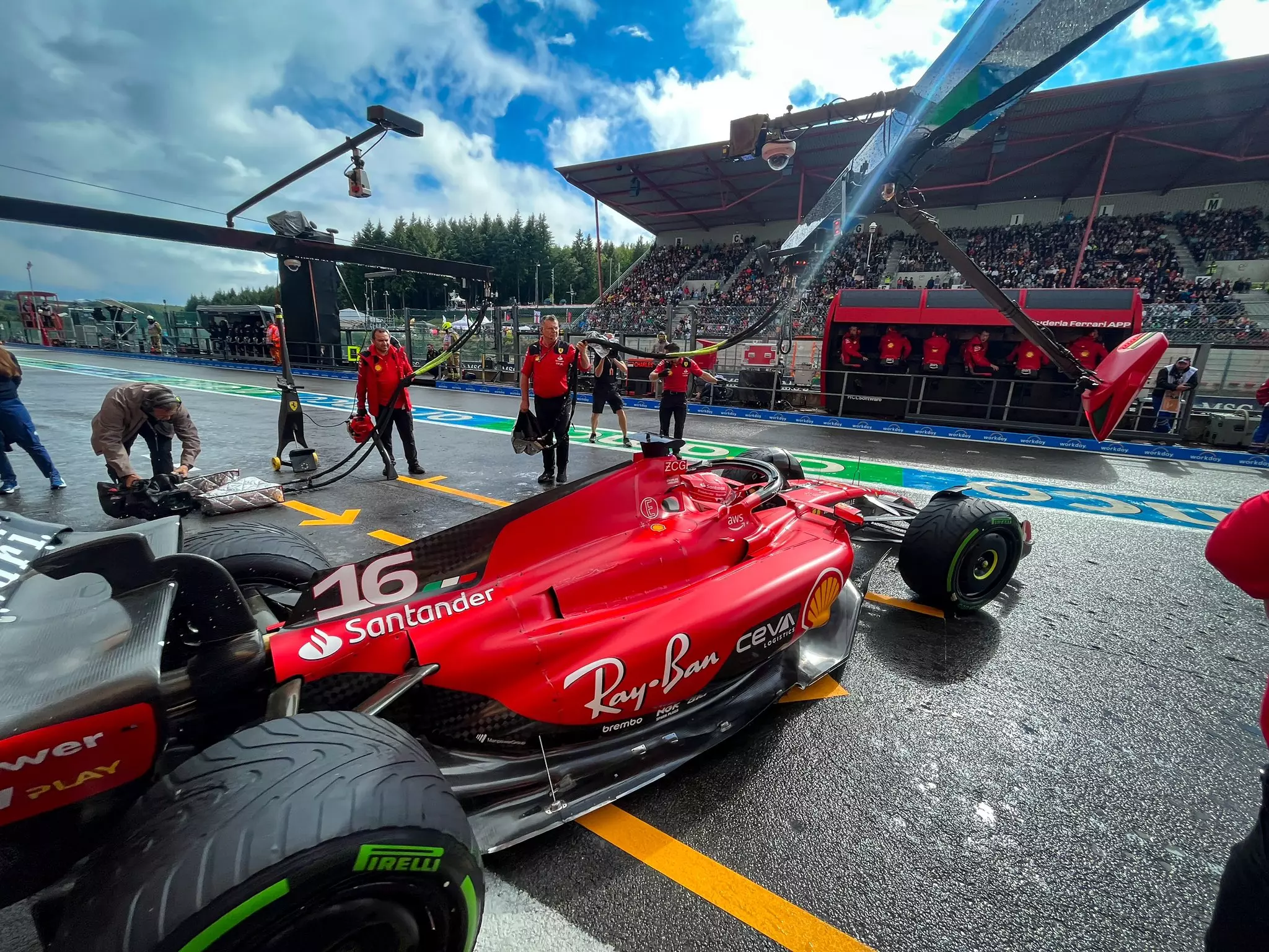 Charles Leclerc esce dai box durante le qualifiche del GP del Belgio