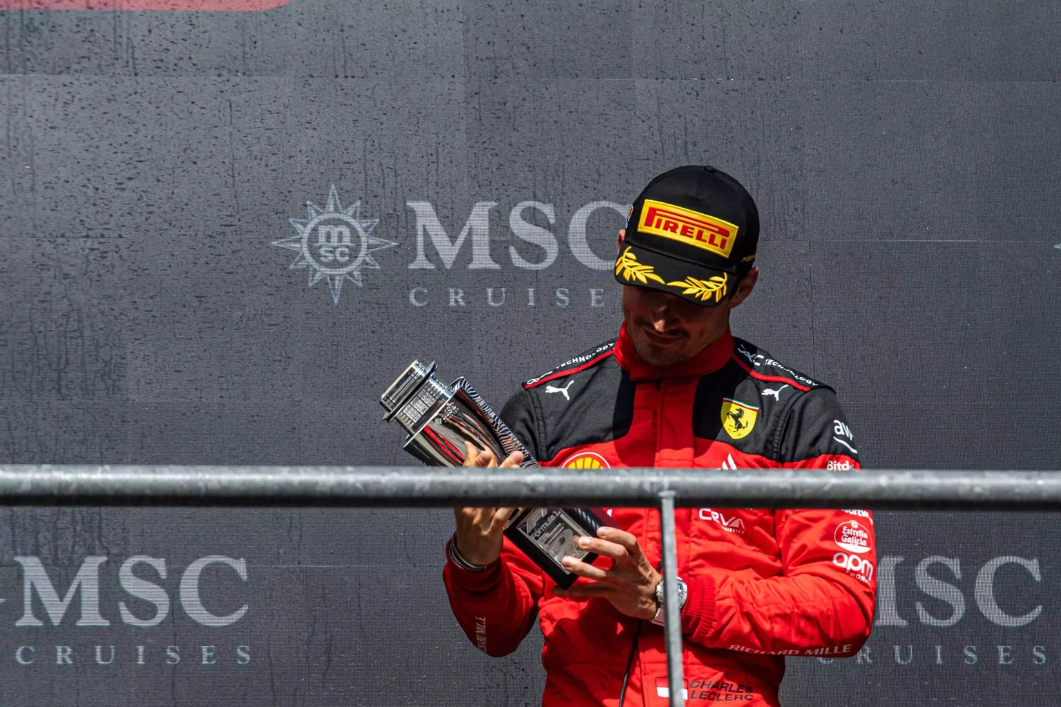 Charles Leclerc celebra sul podio il terzo posto del GP del Belgio