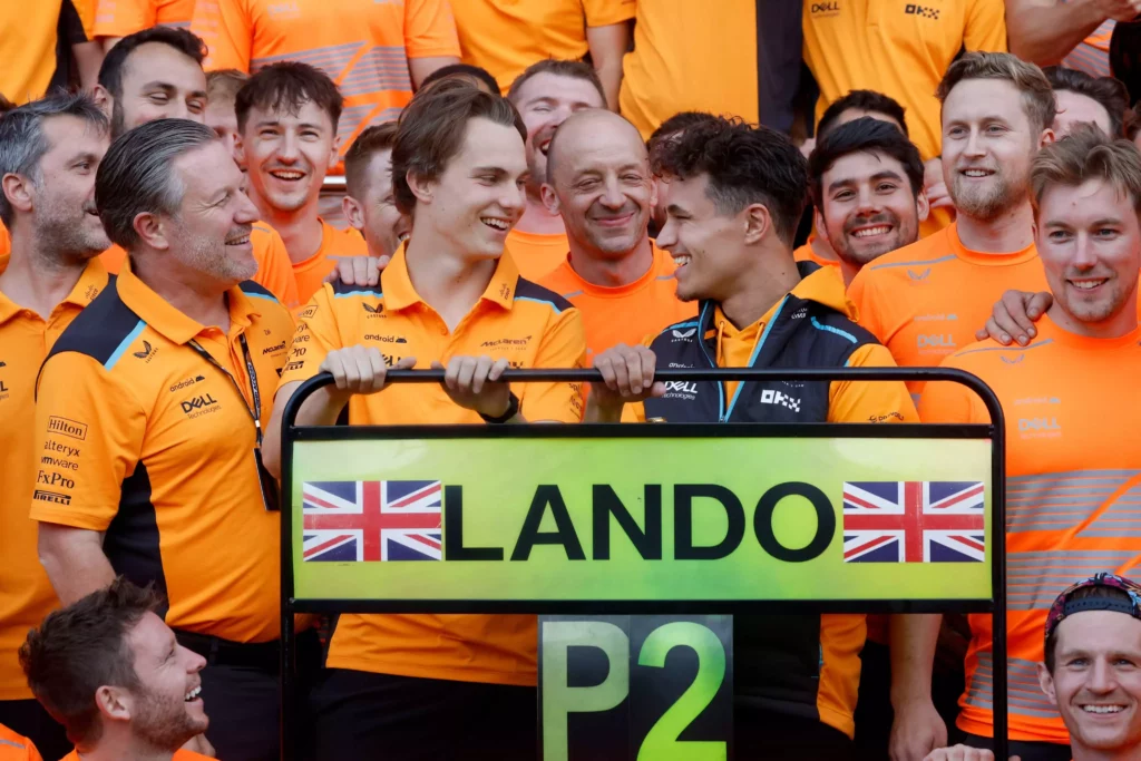 Norris e Piastri nelle foto di gruppo festeggiando il secondo posto ottenuto dall'inglese a Silverstone