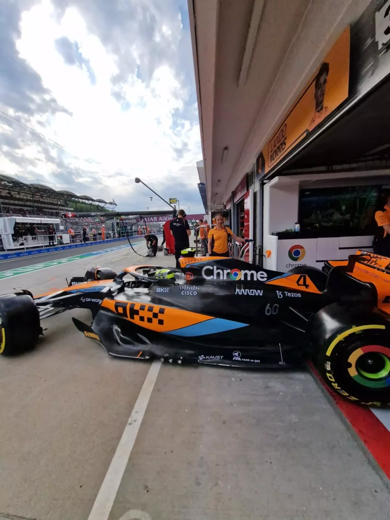 Lando Norris esce dai box durante le FP2 d'Ungheria