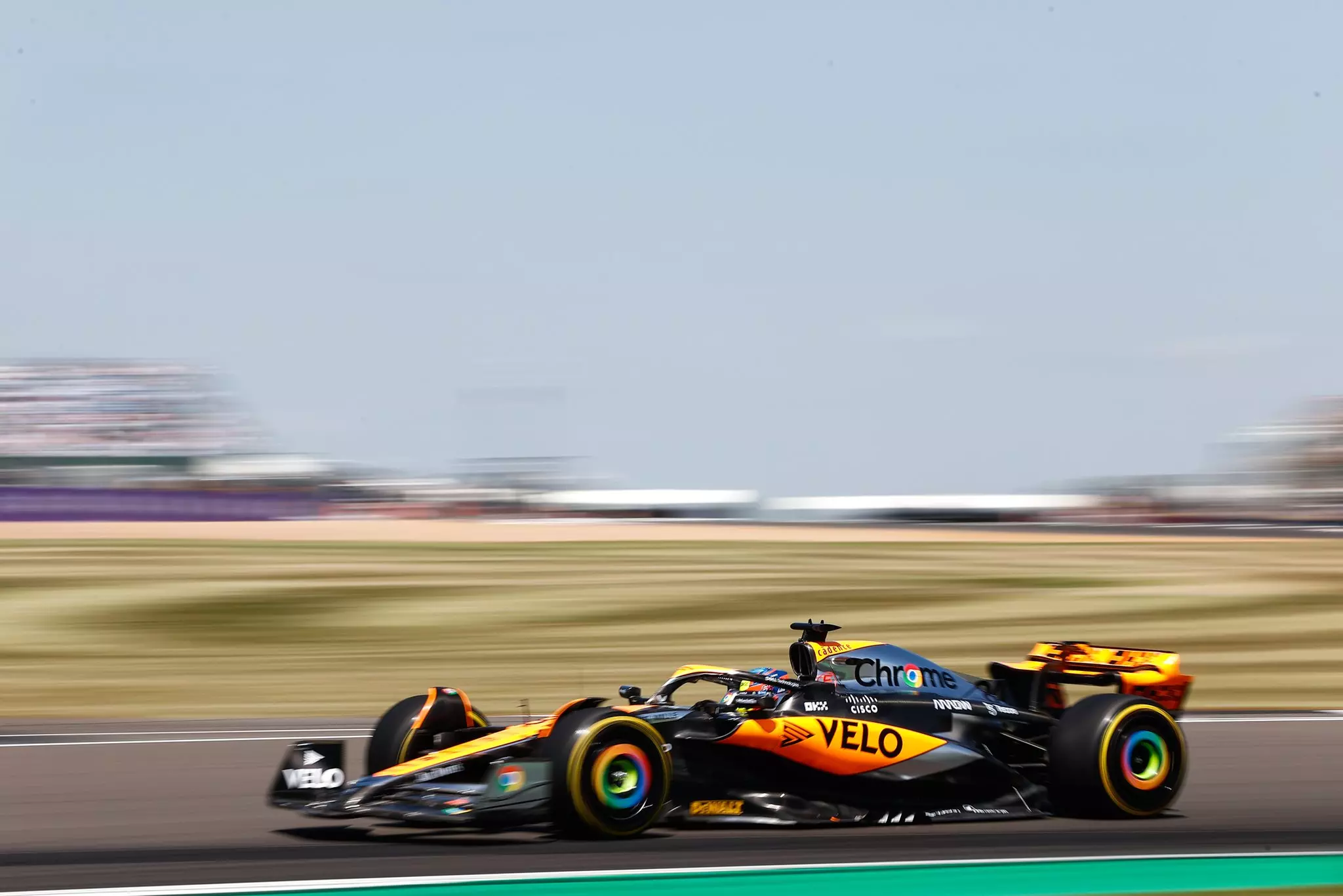 Oscar Piastri sul tracciato di Silverstone durante le qualifiche