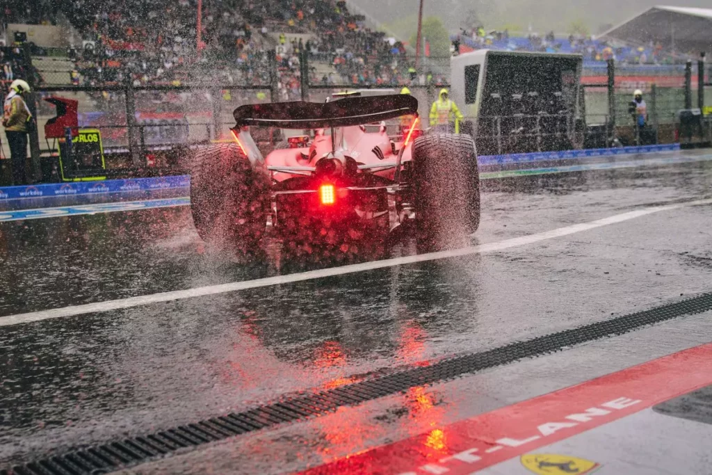 Charles Leclerc esce dal box con le gomme da bagnato Pirelli