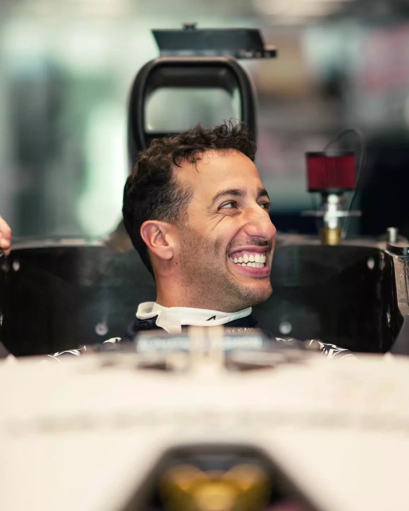 Daniel Ricciardo testando il sedile sulla sua AlphaTauri