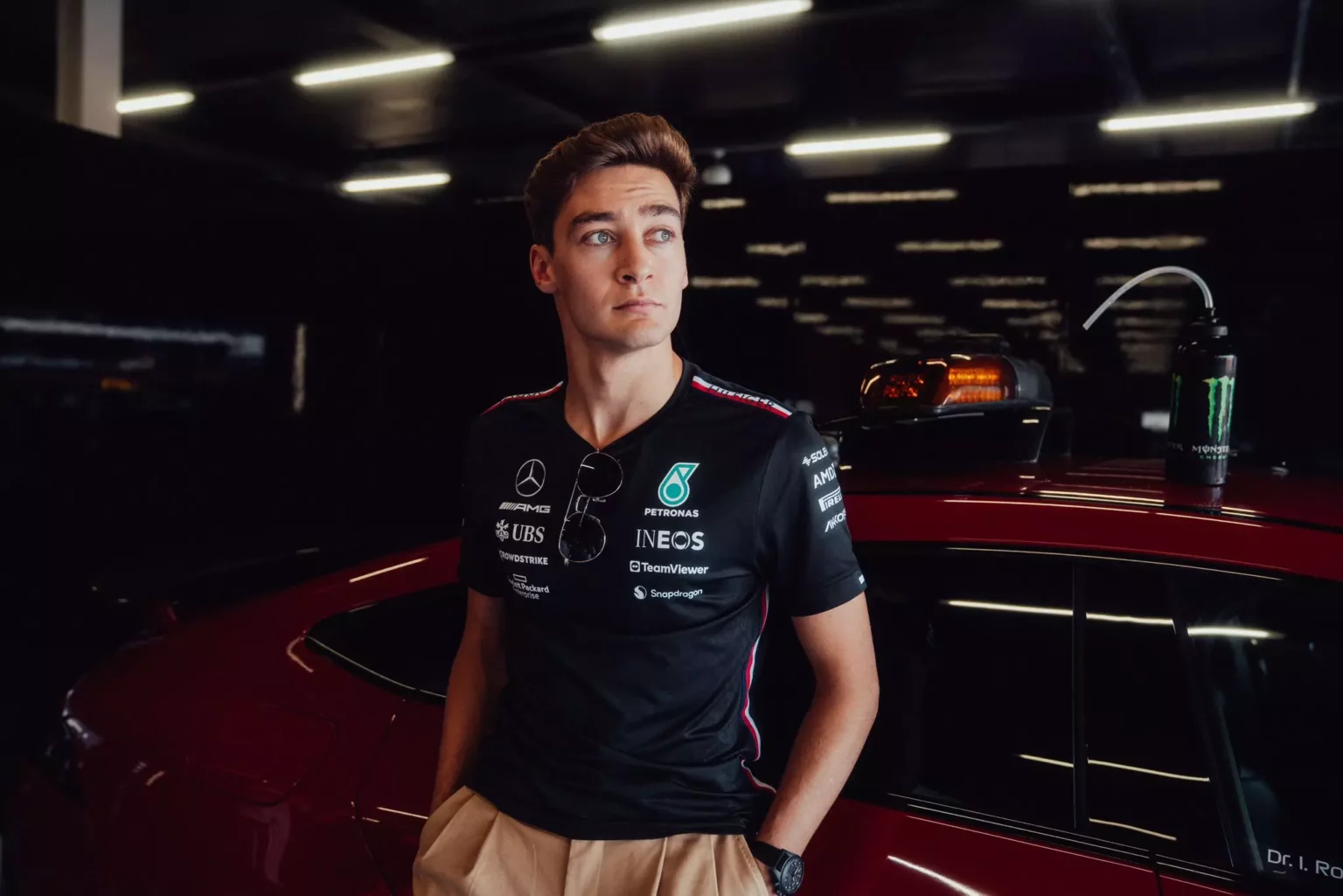 George Russell nel box Mercedes per i GP di Silverstone