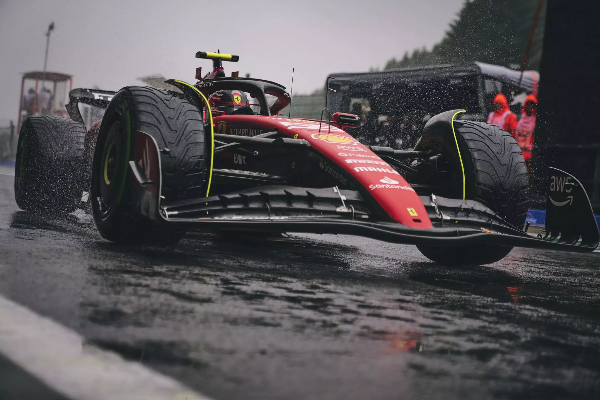 Carlos Sainz rientra ai box dopo il Q1 in Belgio