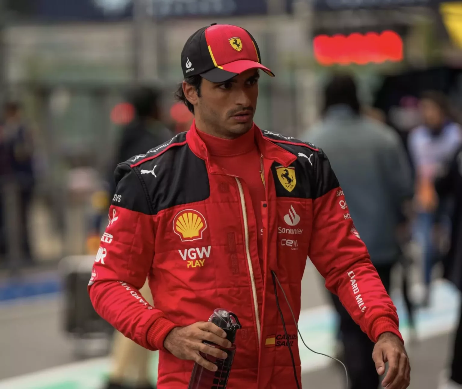 Carlos Sainz prima di entrare in macchina durante il GP del Belgio