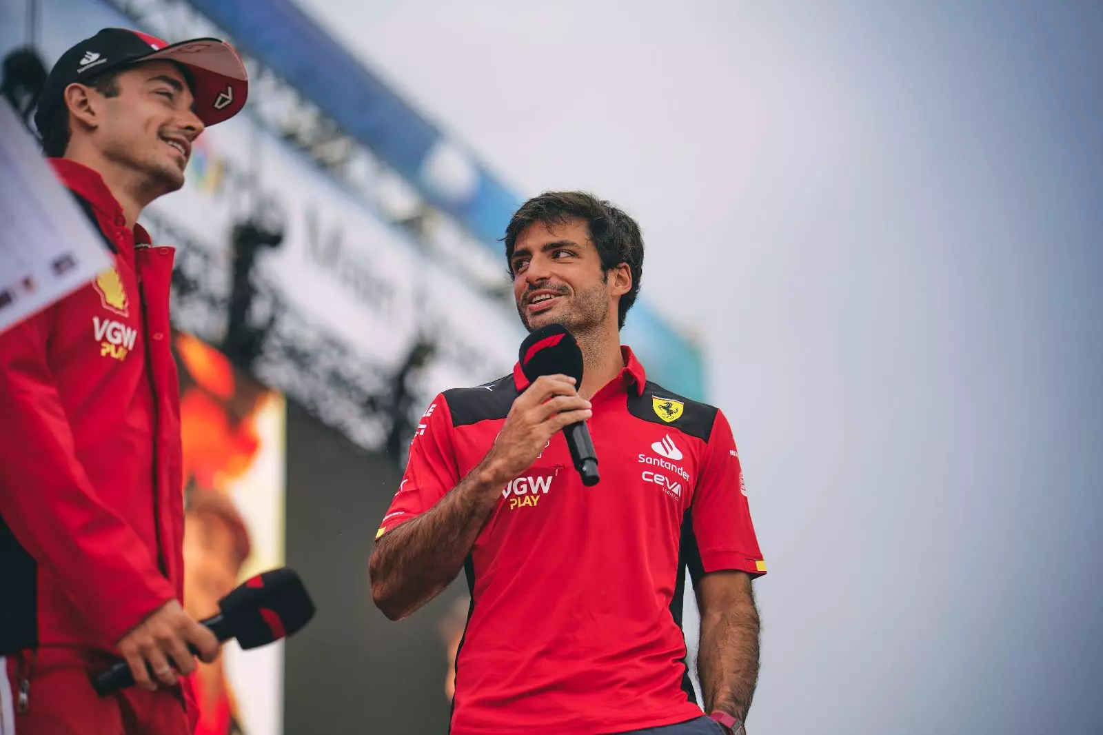 Carlos Sainz e Charles Leclerc intervistati da Formula 1 in un incontro con i fan