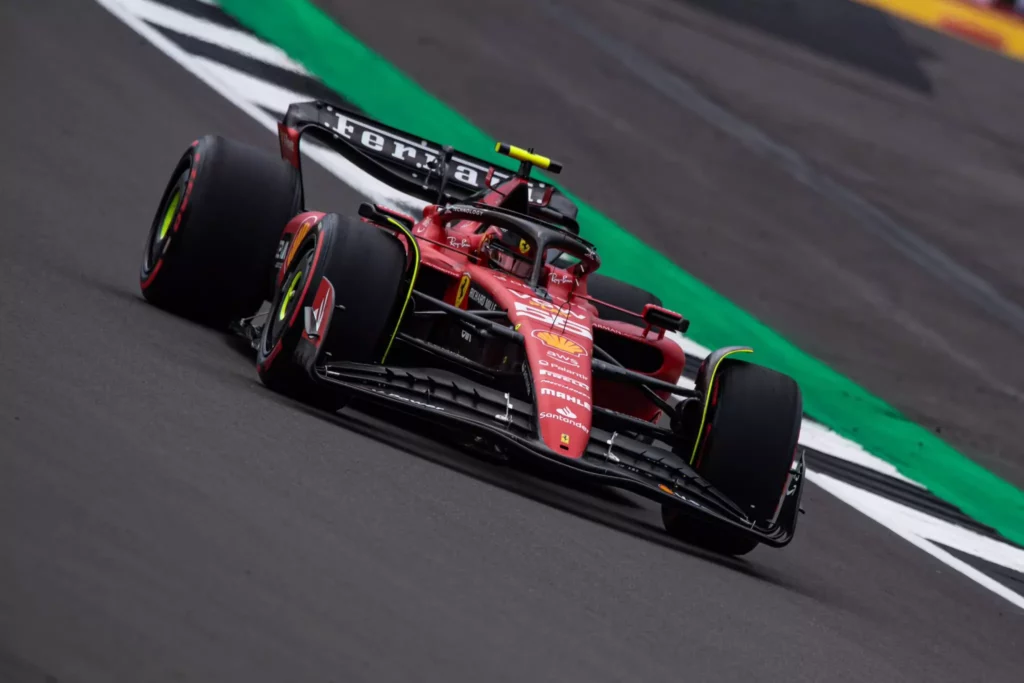 Carlos Sainz sul tracciato di Silverstone durante le qualifiche