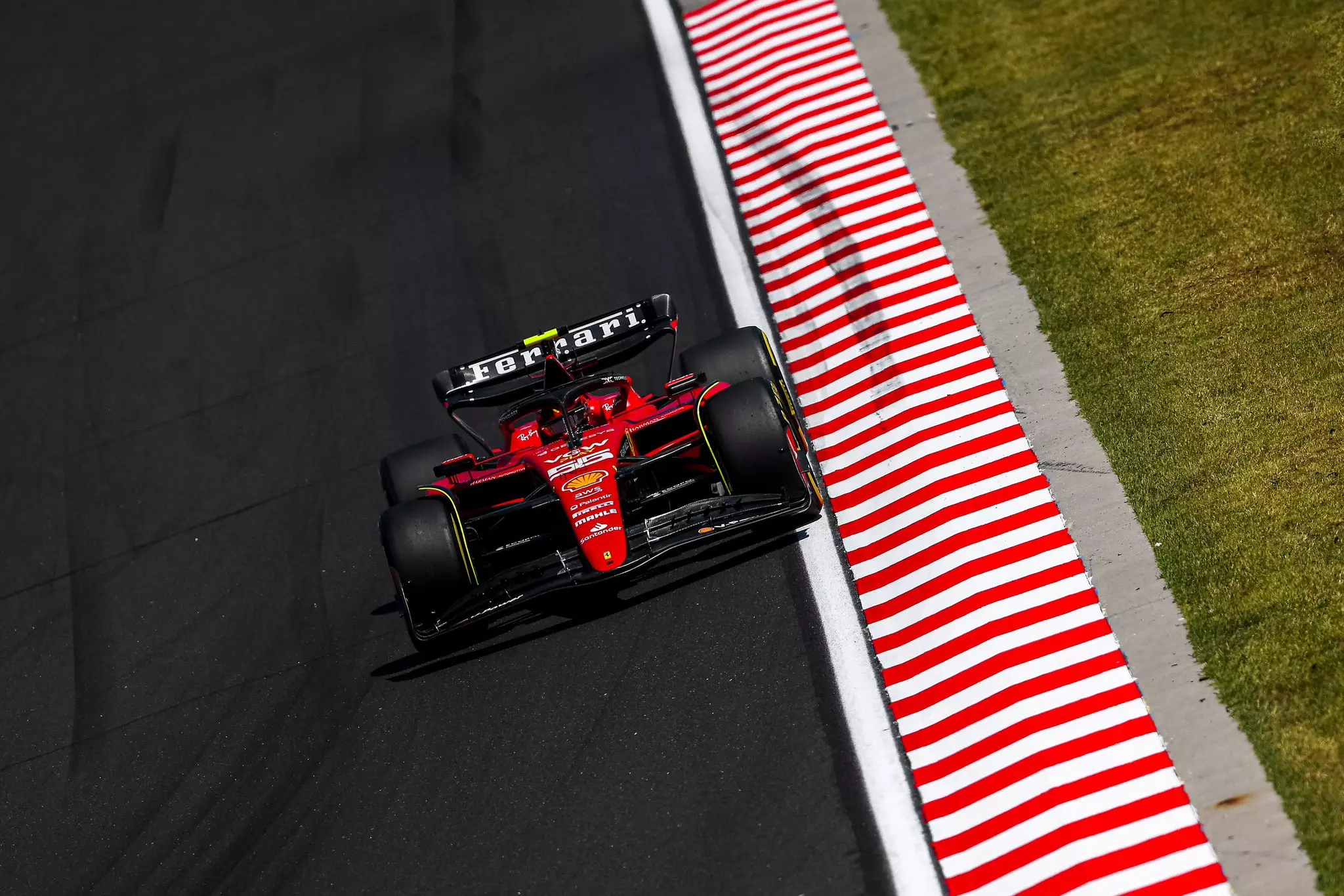 La Ferrari di Sainz in pista per le qualifiche del GP d'Ungheria