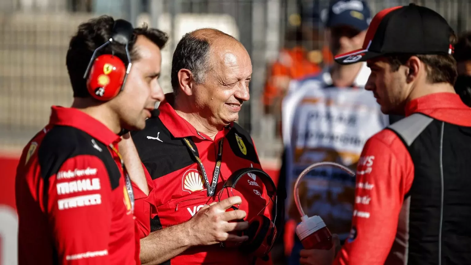 Il team principal della Ferrari Frederic Vasseur in griglia di partenza con Charles Leclerc