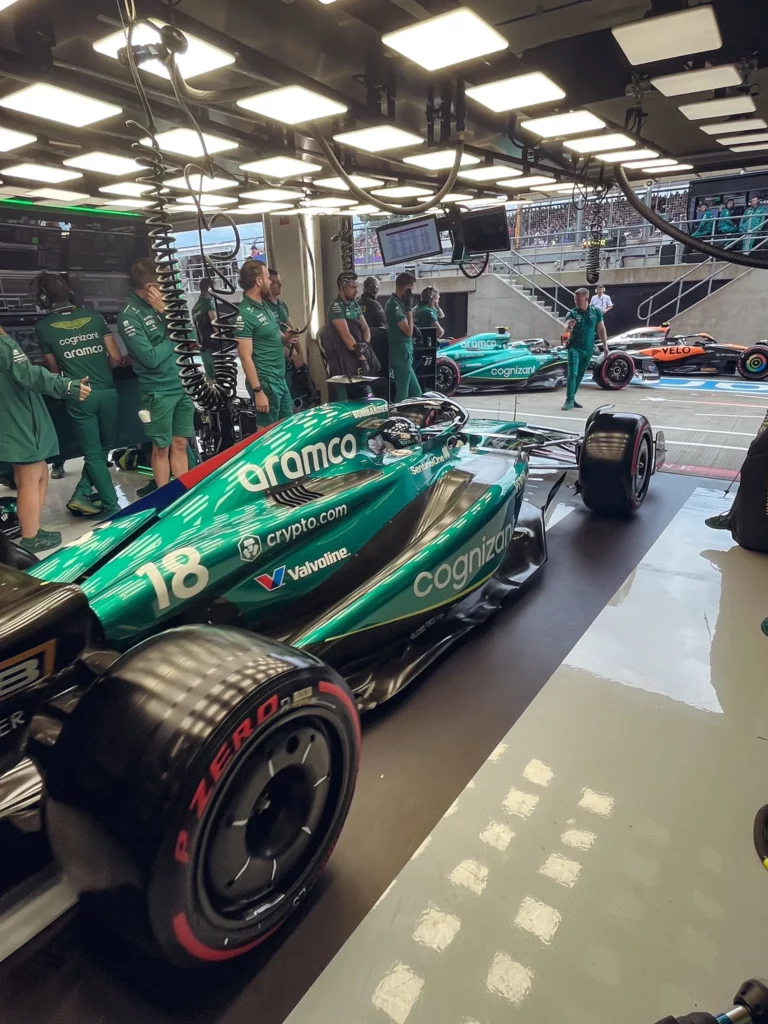 L'Aston Martin di Lance Stroll ai box prima di scendere in pista per le qualifiche del GP di Silverstone