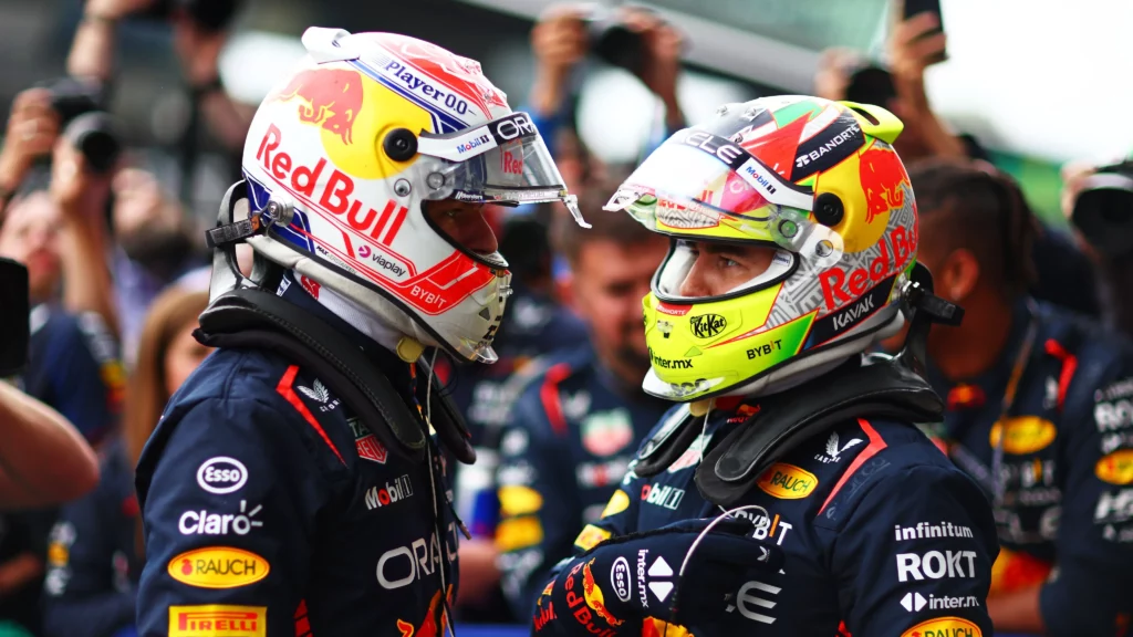 Max Verstappen e Sergio Perez discutono dopo la gara Sprint in Austria