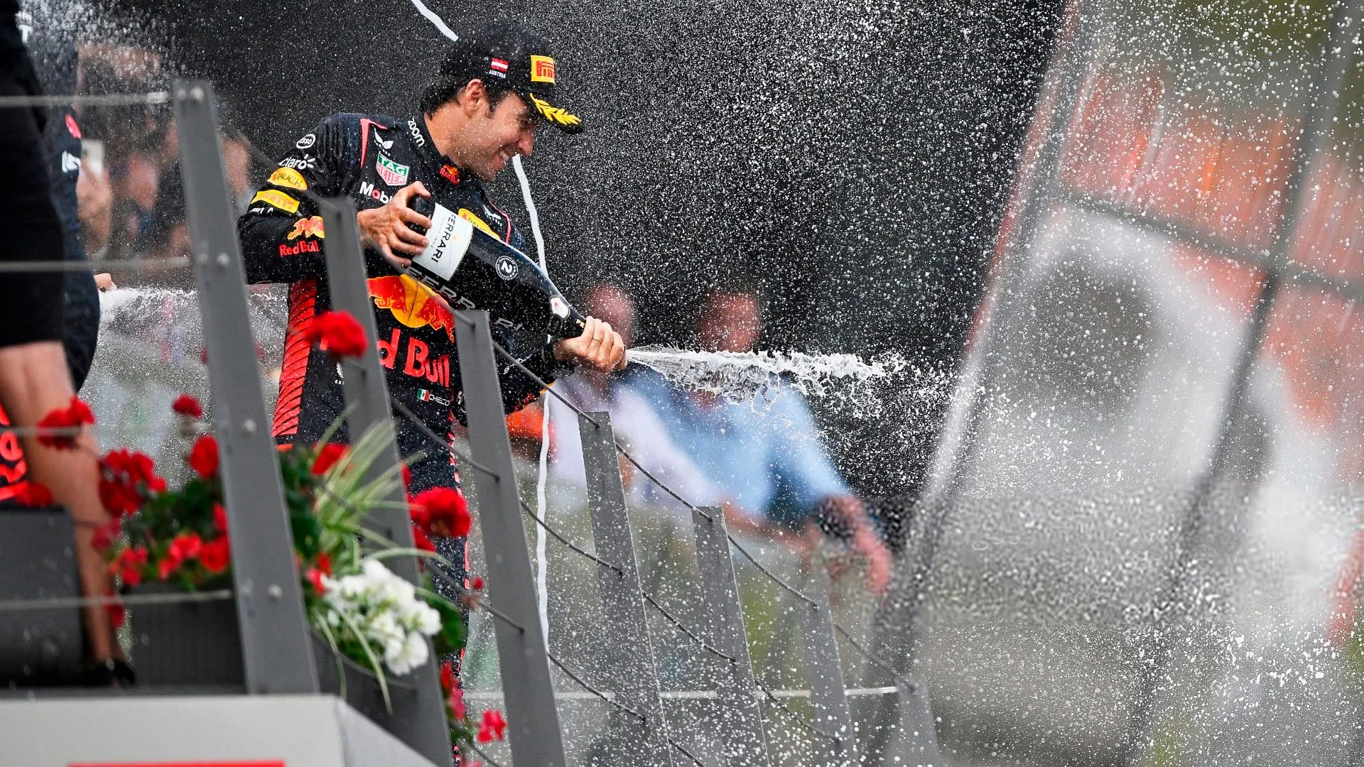 Sergio Perez festeggia sul podio in Austria