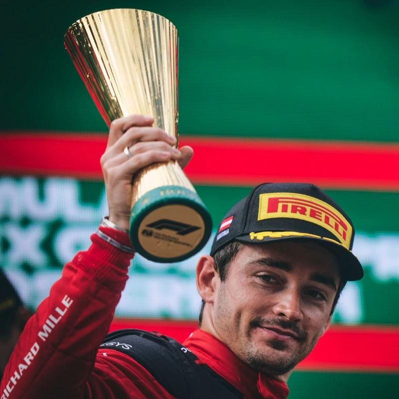 Charles Leclerc alza il trofeo del secondo posto ottenuto in Austria