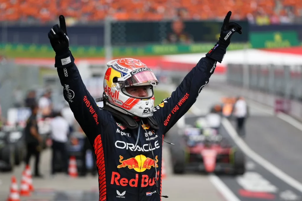 Max Verstappen festeggia la vittoria al gran premio d'austria