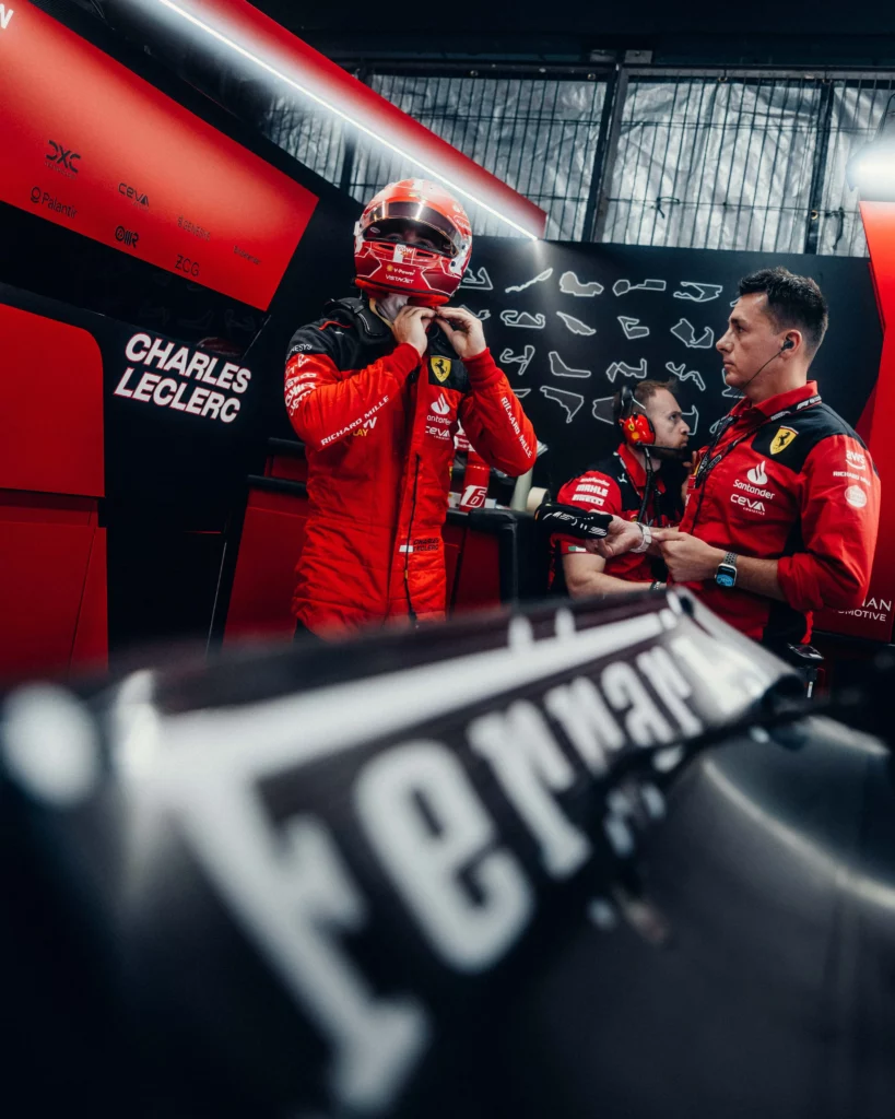 Charles Leclerc si prepara per la gara nel box Ferrari 