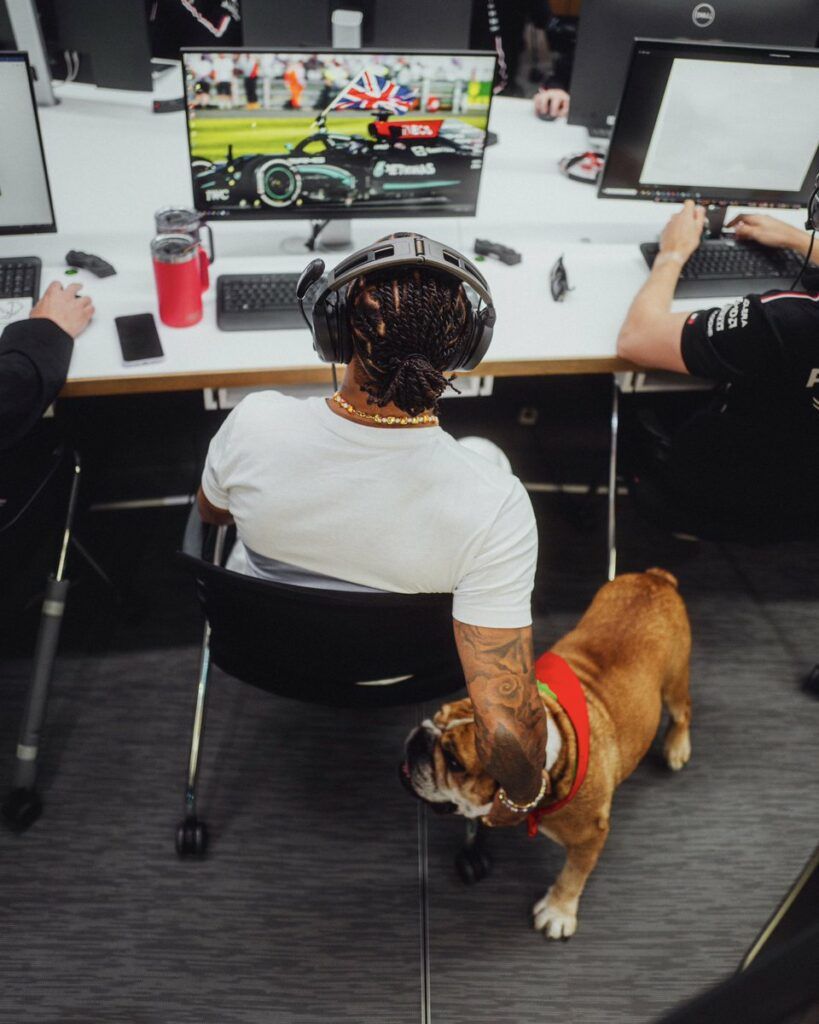 Lewis Hamilton in riunione in Mercedes