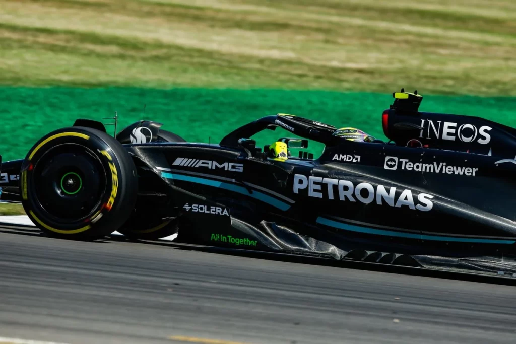 Lewis Hamilton in pista con la W14 aggiornata a Silverstone