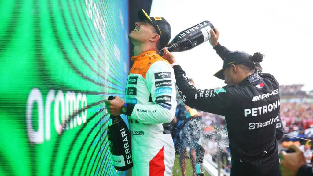 Lando Norris e Lewis Hamilton si godono il podio a Silverstone