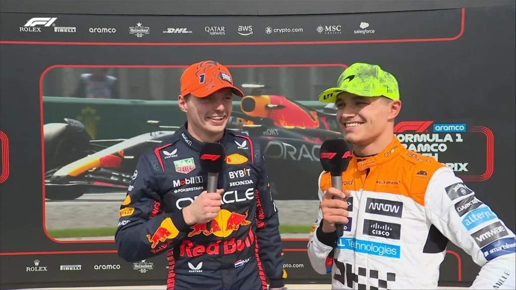 Lando Norris e Max Verstappen nelle interviste post gara, sorridono dopo l'ottimo risultato a Silverstone