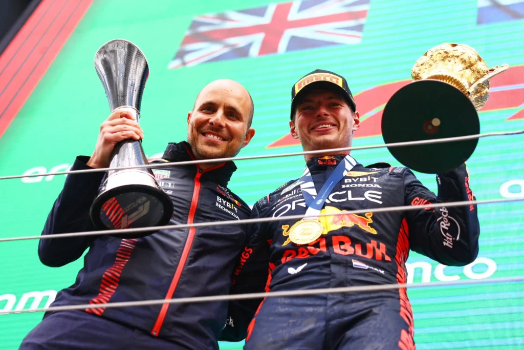 Max Verstappen e il suo ingegnere Gianpiero Lambiase festeggiano la vittoria al GP di Gran Bretagna