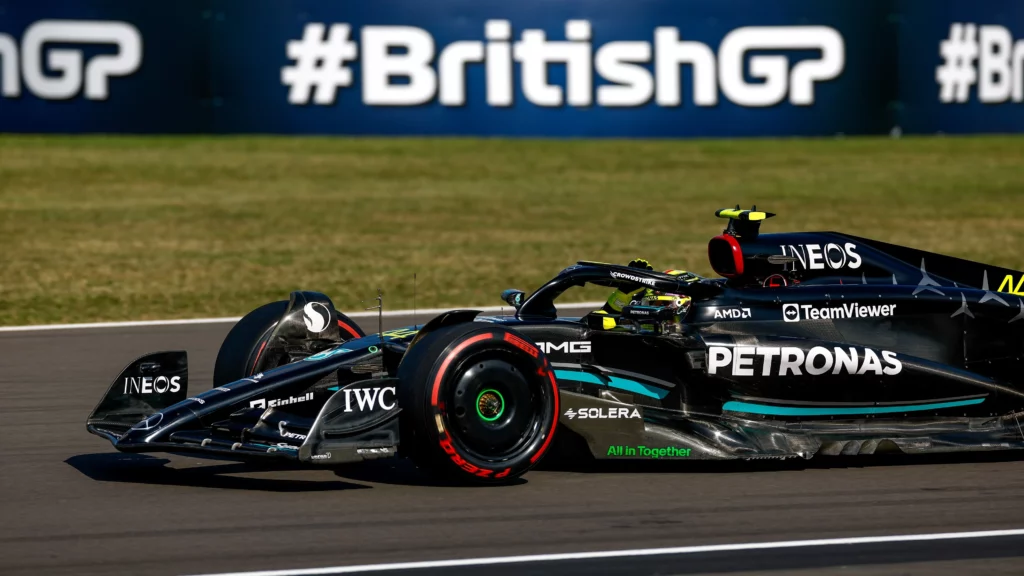 Lewis Hamilton saluta i tifosi al termine del GP di Gran Bretagna