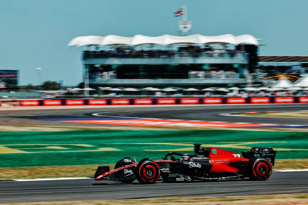 Valtteri Bottas mentre gira a Silverstone