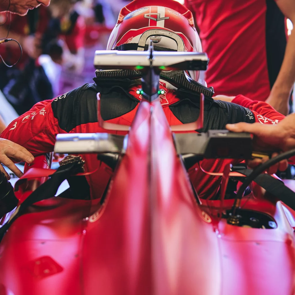 Charles Leclerc entra in macchina per la sessione di prove libere in Ungheria