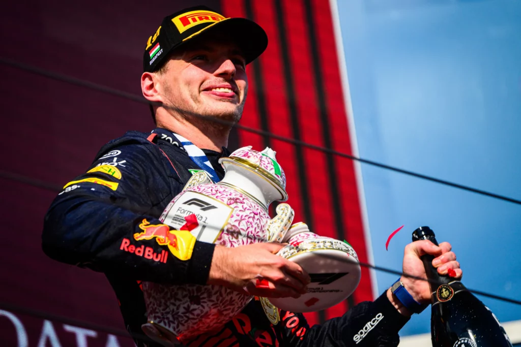 Max Verstappen raccoglie il trofeo rotto da Norris in Ungheria