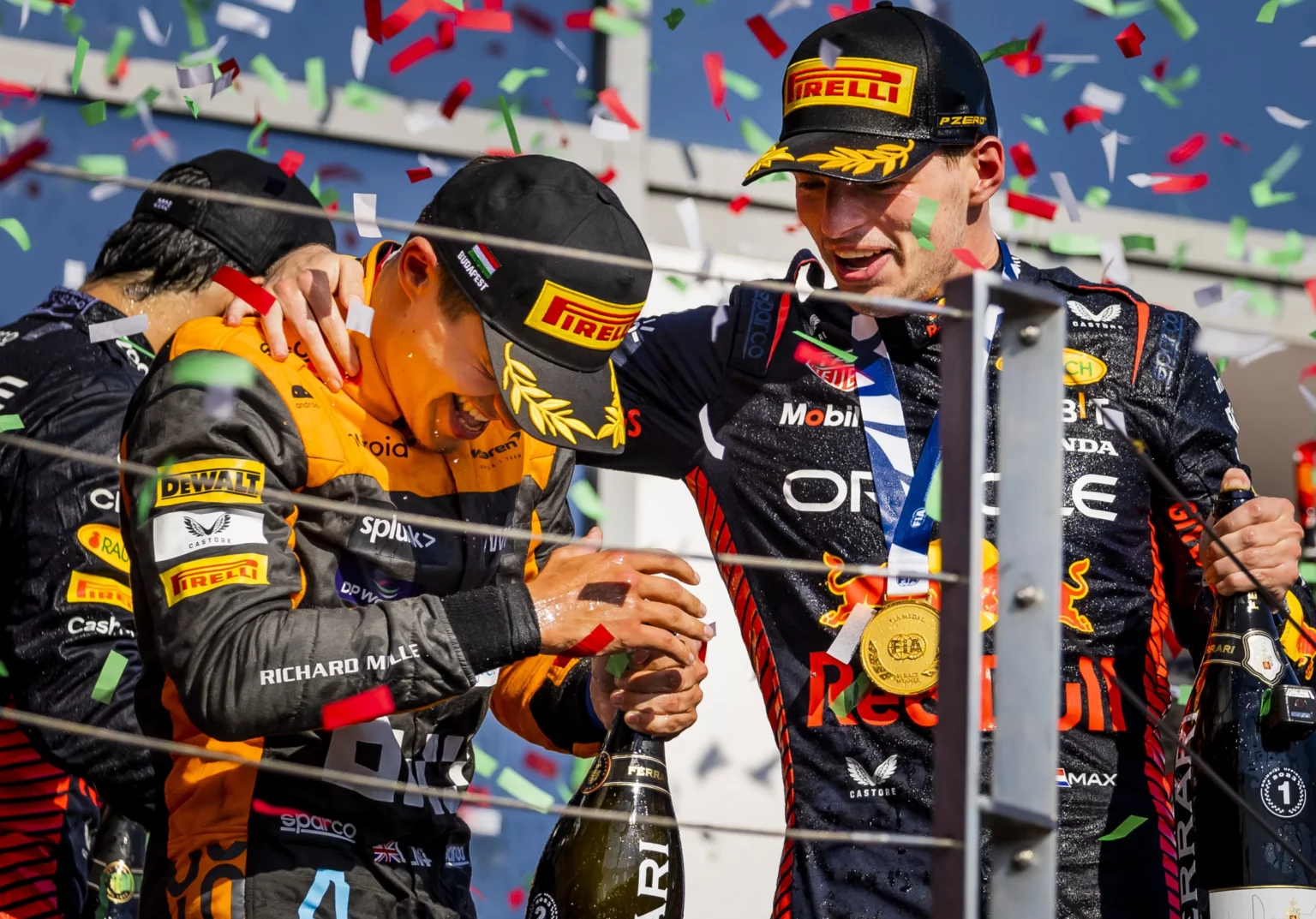 Lando Norris e Max Verstappen sul podio in Ungheria ridono del trofeo rotto da Lando