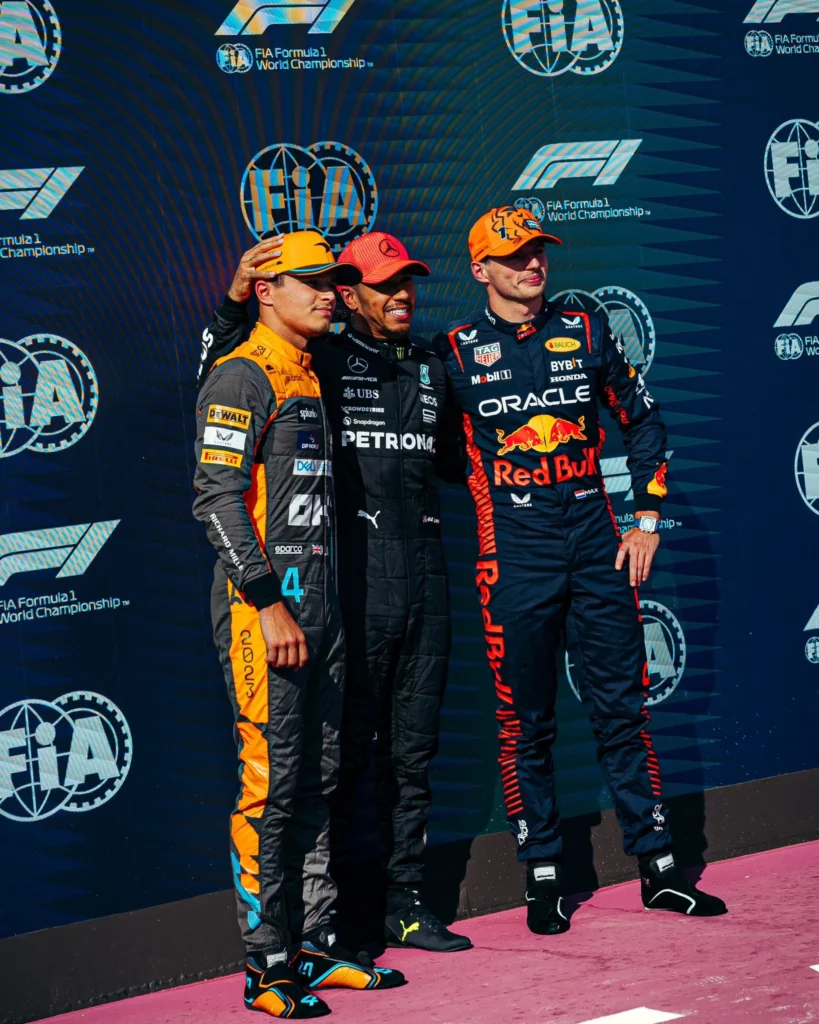 Lewis Hamilton, Max Verstappen e Lando Norris posano dopo le qualifiche in Ungheria