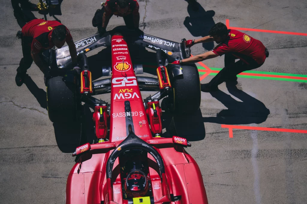 Carlos Sainz rientra ai box in Ungheria