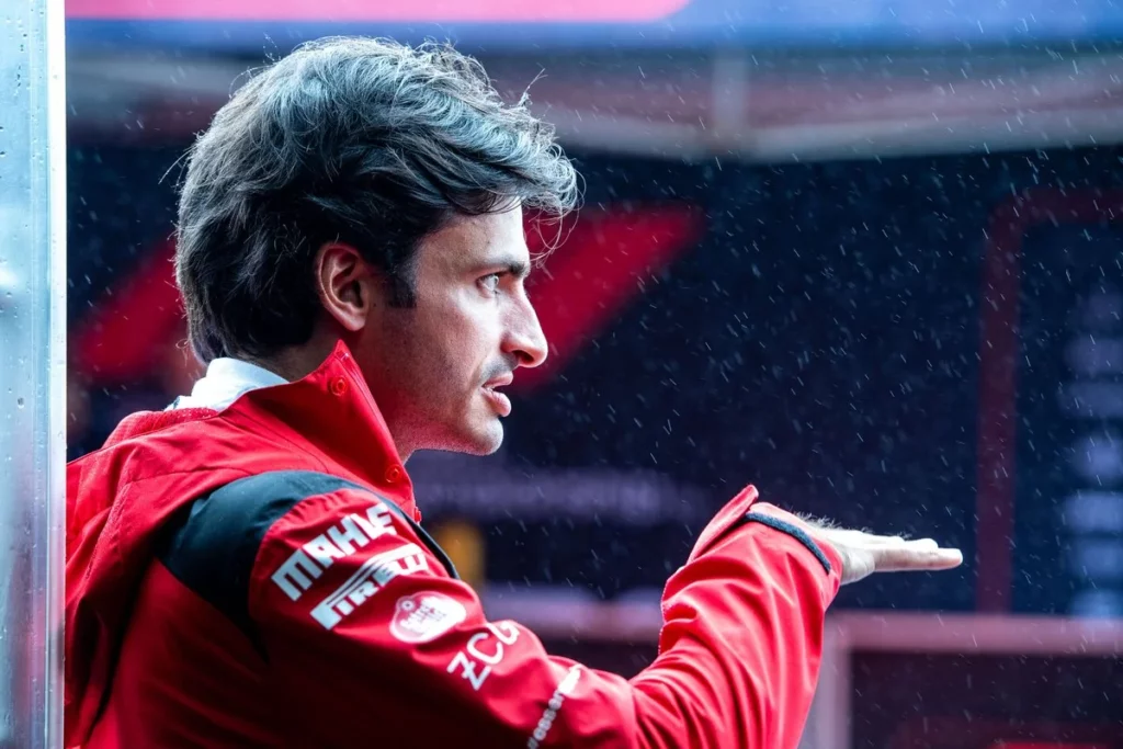 Carlos Sainz controlla l'intensità della pioggia in Belgio