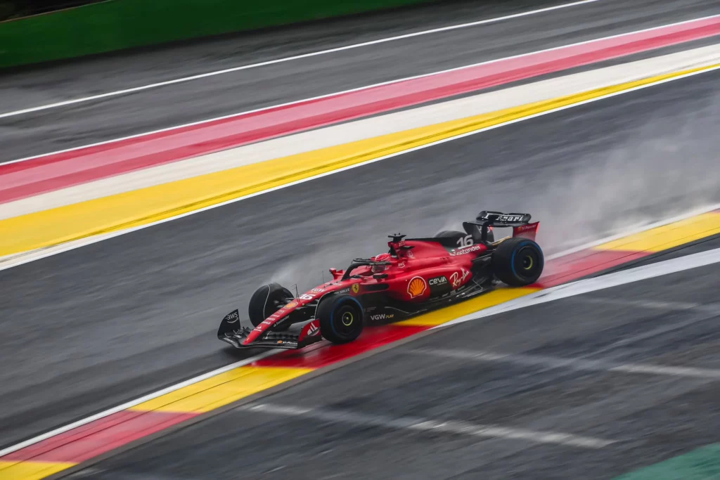 Charles Leclerc in azione con gomma full wet durante le FP1 a Spa