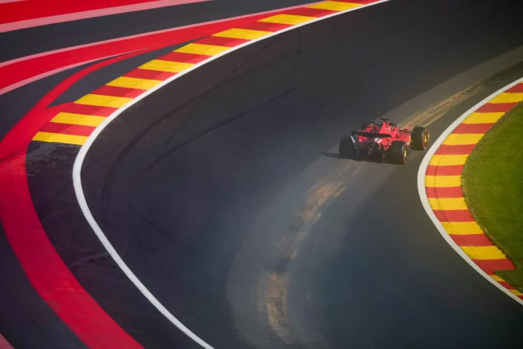 F1 | Qualifiche pazze a Spa, Max il più veloce ma in Pole partirà Leclerc! Charles Leclerc in pista nelle qualifiche a Spa, in Belgio