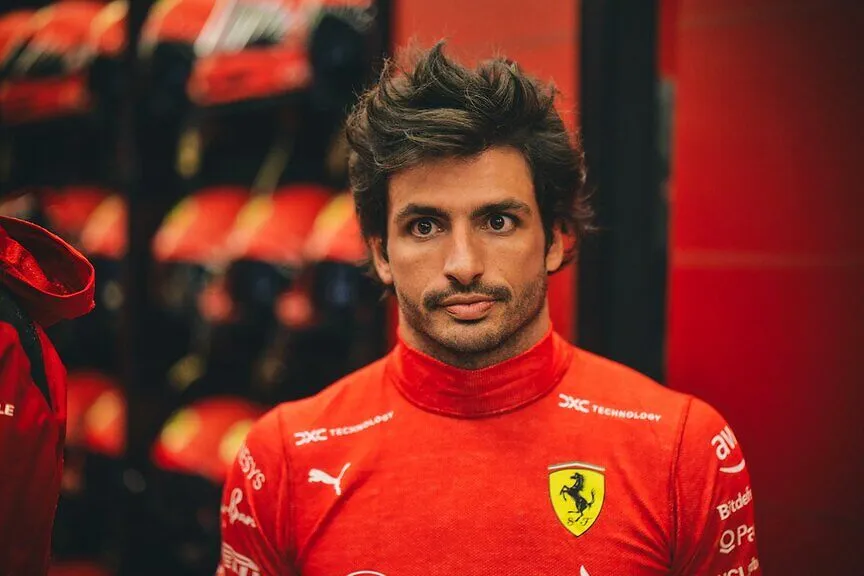 Carlos Sainz ai box Ferrari prima della partenza del GP del Belgio