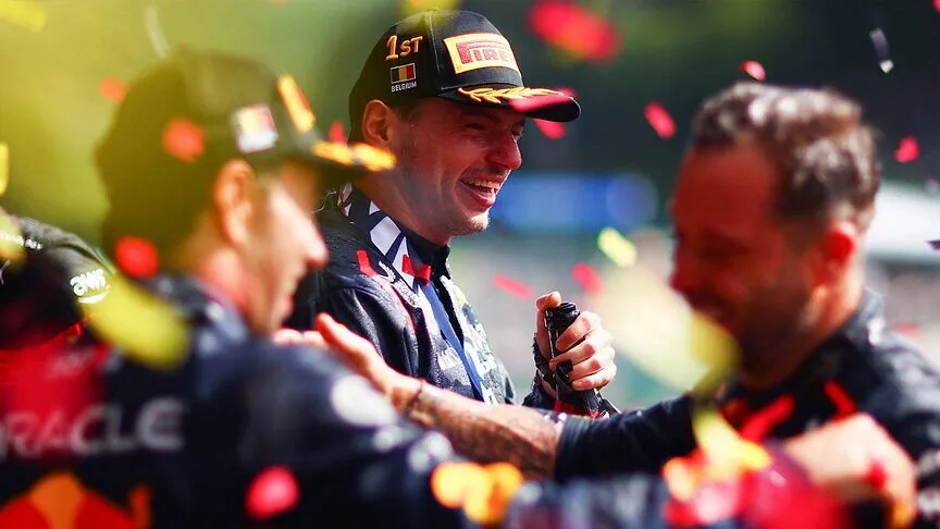 Max Verstappen festeggia sul podio in Belgio / quotazioni Fanta F1