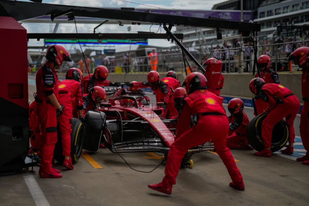 Il pit stop dei meccanici Ferrari sulla vettura di Leclerc