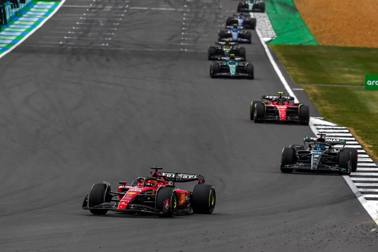 La Ferrari di Leclerc che prova a difendersi dall'attacco di George Russell - Ascolti Sky GP Gran Bretagna