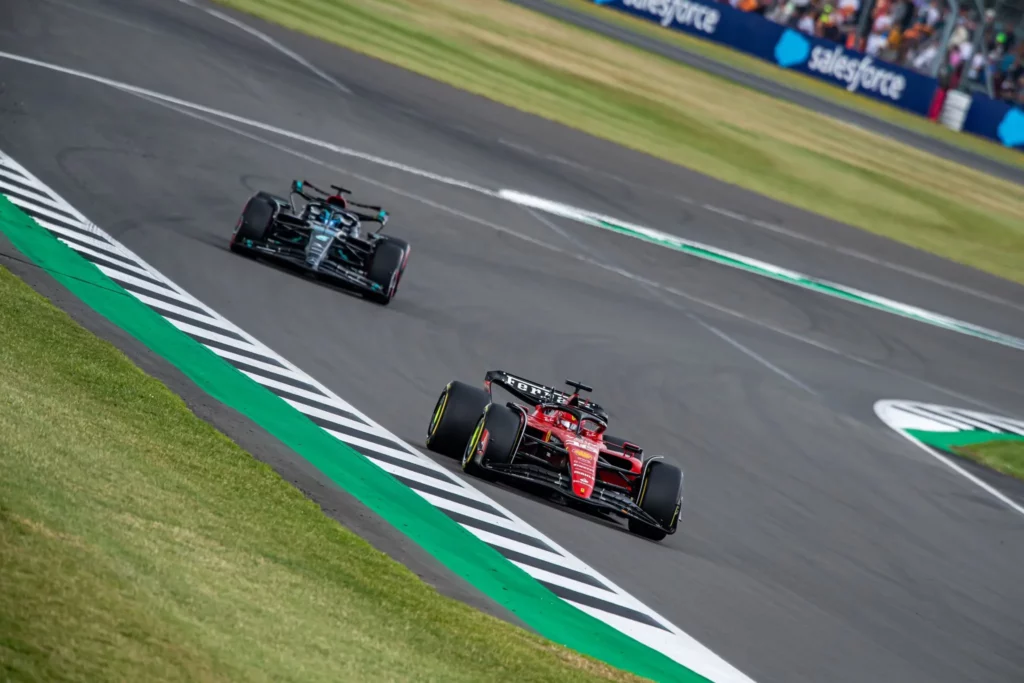 Leclerc mentre prova a difendersi dall'attacco di Russell durante il GP di Silverstone