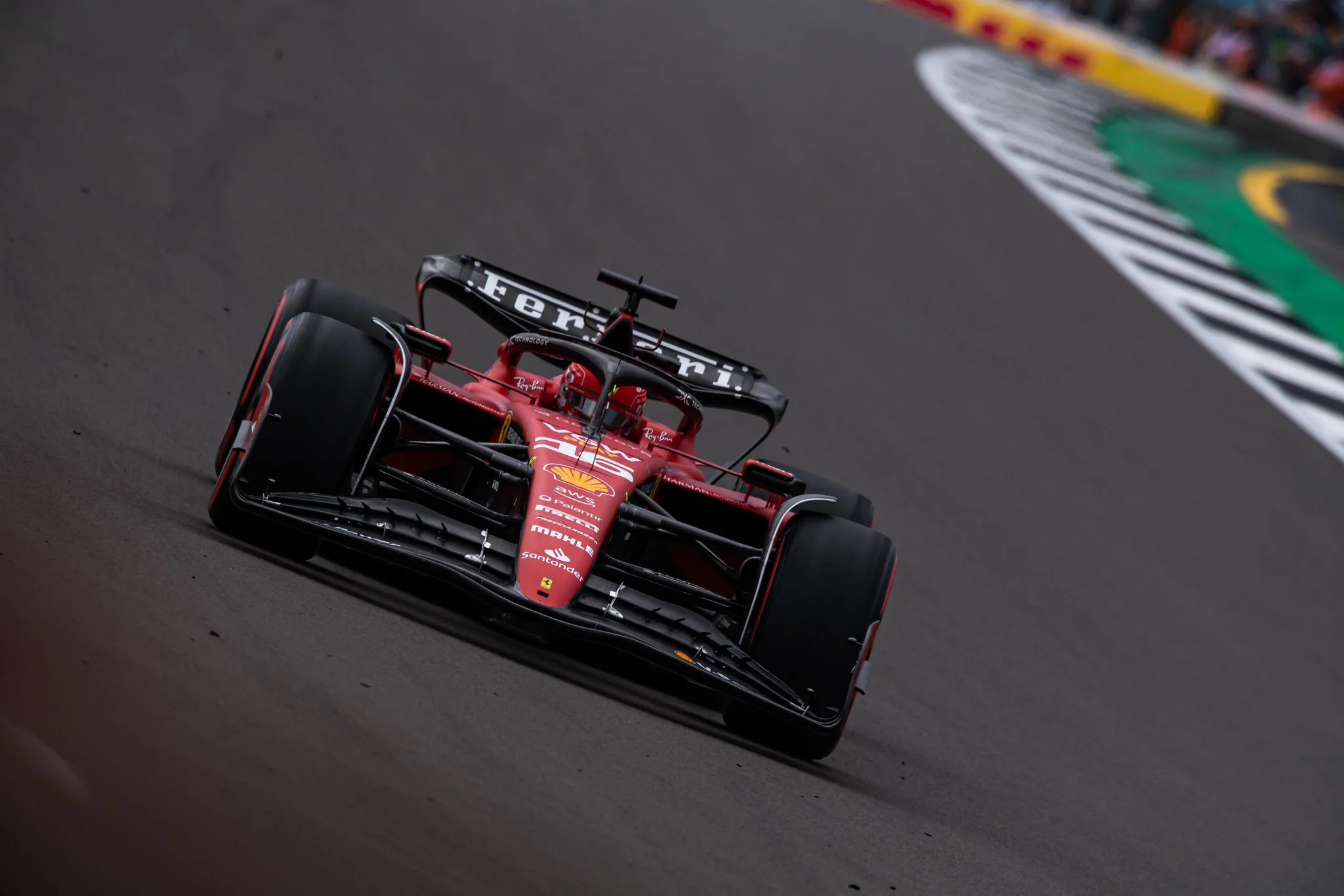 Charles Leclerc sul tracciato di Silverstone durante le qualifiche