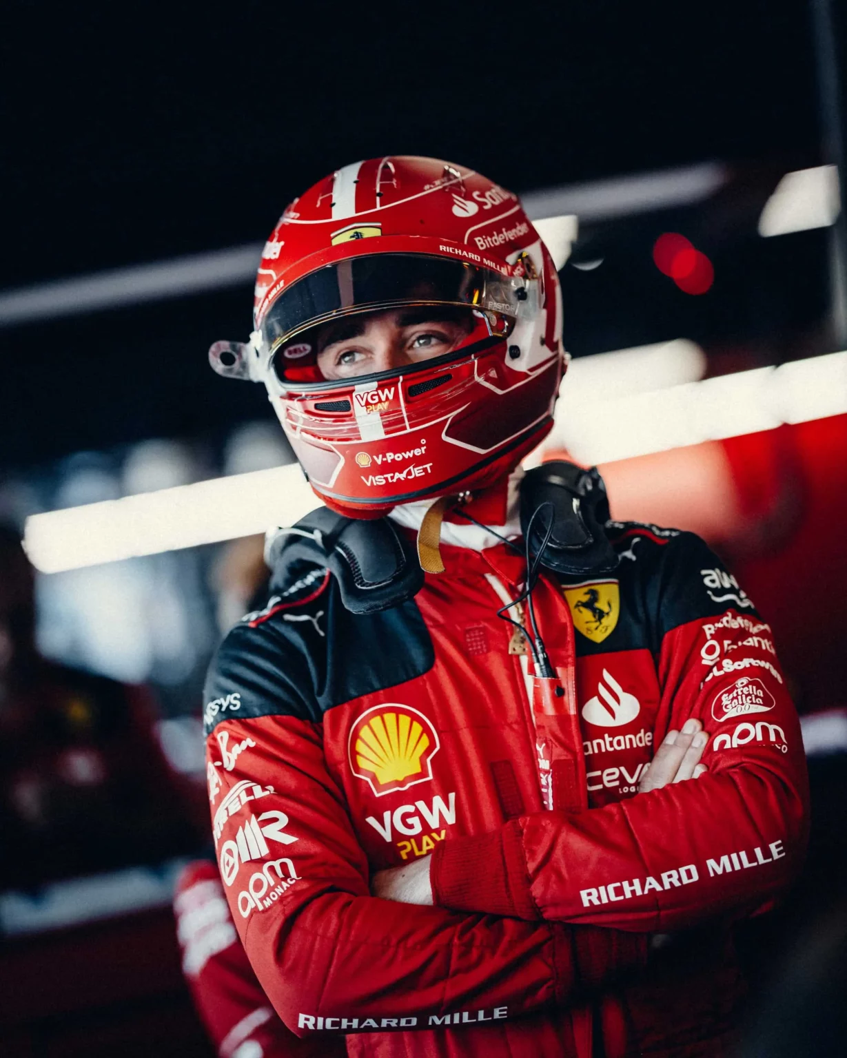 Charles Leclerc ai box prima di scendere in pista nelle FP1 di Silverstone