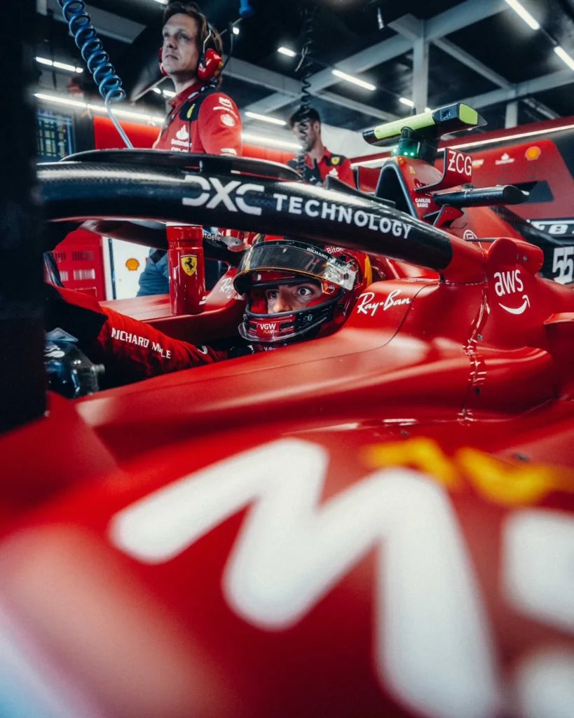 Carlos Sainz ai box prima della qualifica di Silverstone