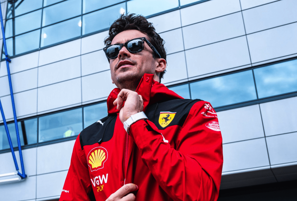 Charles Leclerc nel paddock di Silverstone