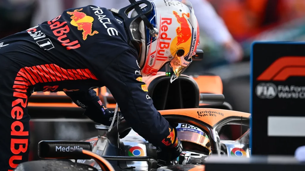 Max Verstappen si complimenta con Lando Norris dopo il GP di Silverstone