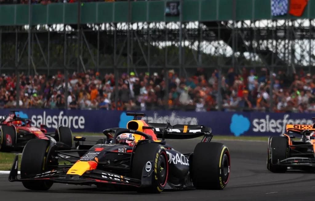 Max Verstappen in pista durante il GP di Silverstone